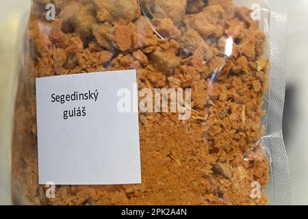 Domazelice, Tschechische Republik. 04. April 2023. Verpackung der getrockneten Mischung für Szeged Gulasch von Freeze Dry Company, die am 4. April 2023 in Domazelice, Bezirk Prerov, die Technologie zur Trocknung von Fertiggerichten durch Gefriertrocknung bei sehr niedrigen Temperaturen und hohem Vakuum entwickelt hat; Tschechische Republik. Neben der tschechischen Armee liefert das Unternehmen nun über die Sammlung Lebensmittel an ukrainische Soldaten. Die Lebensdauer des Lebensmittels in der Verpackung beträgt 10 Jahre. Kredit: Ludek Perina/CTK Photo/Alamy Live News Stockfoto