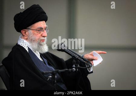 Teheran, Teheran, Iran. 5. April 2023. Dieses vom Büro des Obersten iranischen Führers Ayatollah ALI KHAMENEI bereitgestellte Informationsfoto zeigt ihm, wie er während eines Treffens mit den Leitern der drei iranischen Exekutivorgane, bestehend aus derzeitigen und ehemaligen Regierungsbeamten, mehreren hochrangigen Führungskräften verschiedener Organisationen, Mitgliedern des parlaments, Und aktive Mitglieder verschiedener sozialer und kultureller Organisationen in Teheran, Iran. (Kreditbild: © Büro des iranischen Obersten Leiters via ZUMA Press Wire) NUR REDAKTIONELLE VERWENDUNG! Nicht für den kommerziellen GEBRAUCH! Stockfoto
