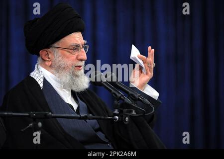 Teheran, Teheran, Iran. 5. April 2023. Dieses vom Büro des Obersten iranischen Führers Ayatollah ALI KHAMENEI bereitgestellte Informationsfoto zeigt ihm, wie er während eines Treffens mit den Leitern der drei iranischen Exekutivorgane, bestehend aus derzeitigen und ehemaligen Regierungsbeamten, mehreren hochrangigen Führungskräften verschiedener Organisationen, Mitgliedern des parlaments, Und aktive Mitglieder verschiedener sozialer und kultureller Organisationen in Teheran, Iran. (Kreditbild: © Büro des iranischen Obersten Leiters via ZUMA Press Wire) NUR REDAKTIONELLE VERWENDUNG! Nicht für den kommerziellen GEBRAUCH! Stockfoto