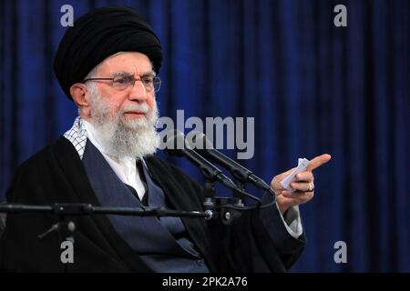 Teheran, Teheran, Iran. 5. April 2023. Dieses vom Büro des Obersten iranischen Führers Ayatollah ALI KHAMENEI bereitgestellte Informationsfoto zeigt ihm, wie er während eines Treffens mit den Leitern der drei iranischen Exekutivorgane, bestehend aus derzeitigen und ehemaligen Regierungsbeamten, mehreren hochrangigen Führungskräften verschiedener Organisationen, Mitgliedern des parlaments, Und aktive Mitglieder verschiedener sozialer und kultureller Organisationen in Teheran, Iran. (Kreditbild: © Büro des iranischen Obersten Leiters via ZUMA Press Wire) NUR REDAKTIONELLE VERWENDUNG! Nicht für den kommerziellen GEBRAUCH! Stockfoto