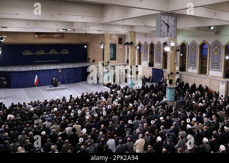 Teheran, Teheran, Iran. 5. April 2023. Dieses vom Büro des Obersten iranischen Führers Ayatollah ALI KHAMENEI bereitgestellte Informationsfoto zeigt ihm, wie er während eines Treffens mit den Leitern der drei iranischen Exekutivorgane, bestehend aus derzeitigen und ehemaligen Regierungsbeamten, mehreren hochrangigen Führungskräften verschiedener Organisationen, Mitgliedern des parlaments, Und aktive Mitglieder verschiedener sozialer und kultureller Organisationen in Teheran, Iran. (Kreditbild: © Büro des iranischen Obersten Leiters via ZUMA Press Wire) NUR REDAKTIONELLE VERWENDUNG! Nicht für den kommerziellen GEBRAUCH! Stockfoto