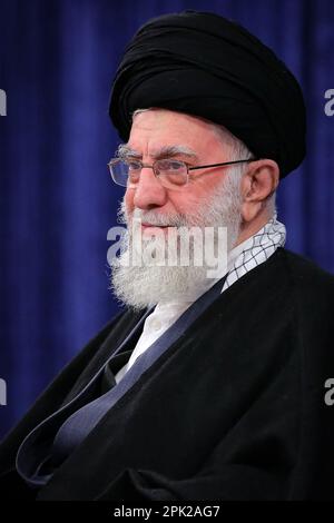 Teheran, Teheran, Iran. 5. April 2023. Dieses vom Büro des Obersten iranischen Führers Ayatollah ALI KHAMENEI bereitgestellte Informationsfoto zeigt ihm, wie er während eines Treffens mit den Leitern der drei iranischen Exekutivorgane, bestehend aus derzeitigen und ehemaligen Regierungsbeamten, mehreren hochrangigen Führungskräften verschiedener Organisationen, Mitgliedern des parlaments, Und aktive Mitglieder verschiedener sozialer und kultureller Organisationen in Teheran, Iran. (Kreditbild: © Büro des iranischen Obersten Leiters via ZUMA Press Wire) NUR REDAKTIONELLE VERWENDUNG! Nicht für den kommerziellen GEBRAUCH! Stockfoto