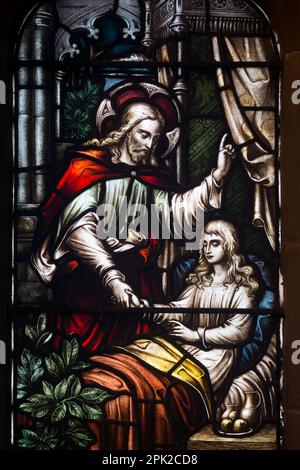 Jesus heilt die kranke Frau aus Buntglas, St. Margaret's Church, Great Barr, West Midlands, England, Großbritannien Stockfoto