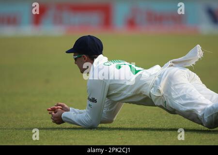 Commins nimmt den Fang von Mushfiqur Rahim Bold MCBrine am zweiten Tag des alleinigen Testspiels zwischen Bangladesch und Irland in Sher-e-Bangla auf Stockfoto