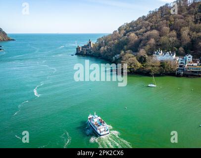 Die Passagierfähre verlässt Dartmouth an der Küste von Devon. Stockfoto