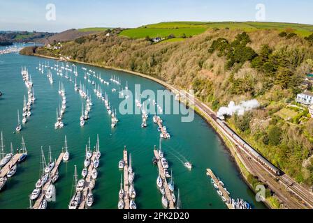 Boote am Fluss Dart in Dartmouth, Kingwear in Devon, Großbritannien. Stockfoto