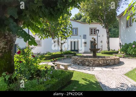 Ourém Santarém Portugal - 08 09 2022 Uhr: Blick auf den Garten im Inneren der Burg und des Palastes der Grafen von Ourém und der Festung auf dem Dach der Stadt O Stockfoto