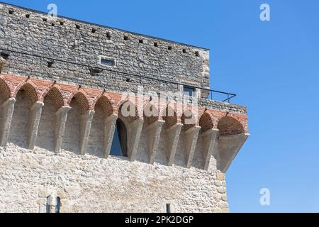 Ourém Santarém Portugal - 08 09 2022 Uhr: Detaillierter Blick auf die mittelalterliche Burg Ourém, den Palast und die Festung, die sich auf der Spitze der Stadt Ourém befinden Stockfoto