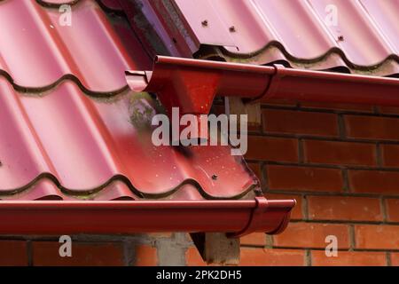 Halter für Dachrinnen-Entwässerungssystem. Abfluss auf dem Dach des Hauses. Dachabflüsse Wasserabfluss vom Dach Stockfoto