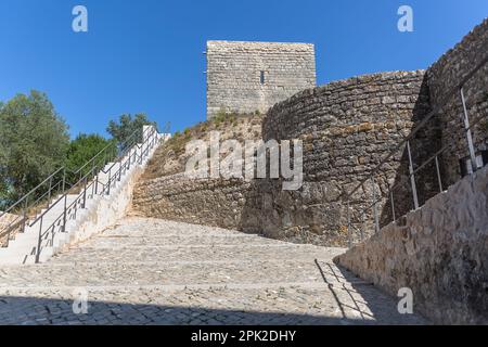 Ourém Santarém Portugal - 08 09 2022 Uhr: Innenansicht des mittelalterlichen Schlosses Ourém, des Schlosses und der Festung, das sich auf der Spitze der Stadt Ourém befindet Stockfoto