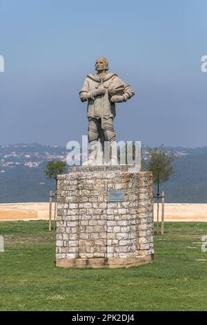 Ourém Santarém Portugal - 08 09 2022: Blick auf die Skulptur D. Nuno Álvares Pereira, Werk des Bildhauers Fernando Marques, im Inneren des Ourém mediev Stockfoto