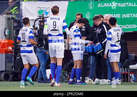 04-04-2023: Sport: Spakenburg gegen PSV SPAKENBURG, NIEDERLANDE - APRIL 4: Zeit, etwas zu essen während des Wettbewerbs mit Ramadan während der Matte Stockfoto