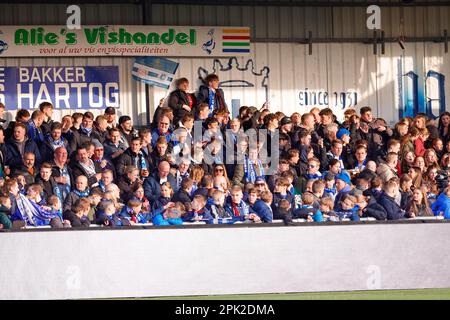 04-04-2023: Sport: Spakenburg gegen PSV SPAKENBURG, NIEDERLANDE - APRIL 4: Spakenburger Fans während des Spiels SV Spakenburg PSV Eindhoven und Halbfinale Stockfoto