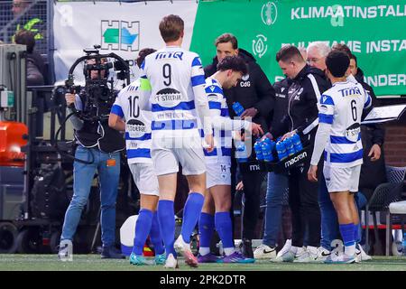 04-04-2023: Sport: Spakenburg gegen PSV SPAKENBURG, NIEDERLANDE - APRIL 4: Zeit, etwas zu essen während des Wettbewerbs mit Ramadan während der Matte Stockfoto