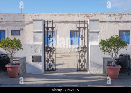 Weiße Gebäude und alte Metalltore in Puerto de las Nieves, Gran Canaria Stockfoto