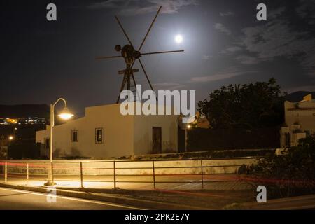 Alte Windmühle im Mondlicht, Nachtfotografie Stockfoto