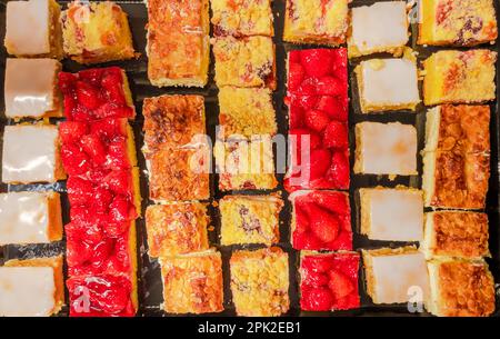 Erdbeerschwammkuchen mit Erdbeermarmelade und Sauerrahm Stockfoto