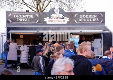 04-04-2023: Sport: Spakenburg gegen PSV SPAKENBURG, NIEDERLANDE - APRIL 4: Food Truck ausserhalb des Stadions während des Spiels SV Spakenburg PSV Eindhoven und Stockfoto