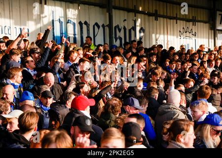 04-04-2023: Sport: Spakenburg gegen PSV SPAKENBURG, NIEDERLANDE - APRIL 4: Spakenburger Fans während des Spiels SV Spakenburg PSV Eindhoven und Halbfinale Stockfoto