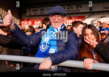 04-04-2023: Sport: Spakenburg gegen PSV SPAKENBURG, NIEDERLANDE - APRIL 4: Spakenburger Fans während des Spiels SV Spakenburg PSV Eindhoven und Halbfinale Stockfoto