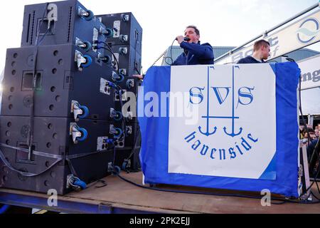 04-04-2023: Sport: Spakenburg gegen PSV SPAKENBURG, NIEDERLANDE - APRIL 4: DJ-Stand im Stadion während des Spiels SV Spakenburg PSV Eindhoven und Half Stockfoto