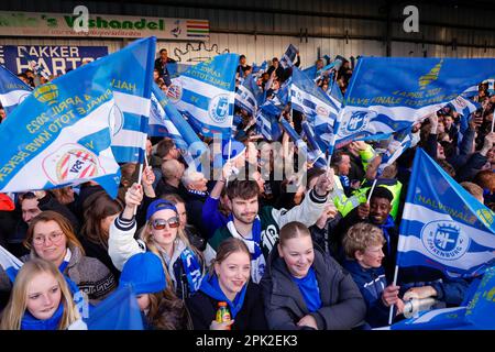 04-04-2023: Sport: Spakenburg gegen PSV SPAKENBURG, NIEDERLANDE - APRIL 4: Spakenburger Fans während des Spiels SV Spakenburg PSV Eindhoven und Halbfinale Stockfoto