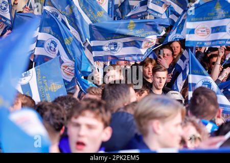 04-04-2023: Sport: Spakenburg gegen PSV SPAKENBURG, NIEDERLANDE - APRIL 4: Spakenburger Fans während des Spiels SV Spakenburg PSV Eindhoven und Halbfinale Stockfoto