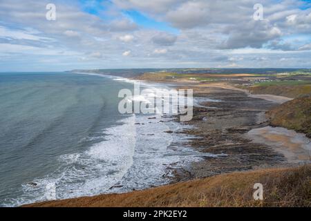 Blick auf Widemouth Bay von den Klippen am Penhalt Cliff Stockfoto