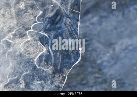 Die Maske... Eisskulpturen ( Winterflut Niederrhein 2020/2021 ), Kunst in der Natur, Eisplatte zufällig durch Wind und Wetter geformt Stockfoto