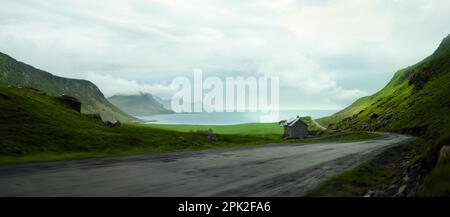 Landschaftlich reizvolle Straße, die durch einen Berg führt. Stockfoto