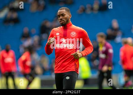 Ivan Toney aus Brentford wärmt sich vor dem Spiel Brighton and Hove Albion gegen Brentford Premier League im American Express Community Stadium in Brighton auf. Samstag, 1. April 2023 - Stockfoto