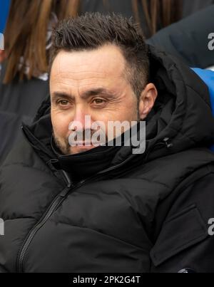 Brighton Cheftrainer Roberto De Zerbi vor dem Brighton und Hove Albion gegen Brentford - Premier League-Spiel im American Express Community Stadium, Brighton. Samstag, 1. April 2023 - Stockfoto