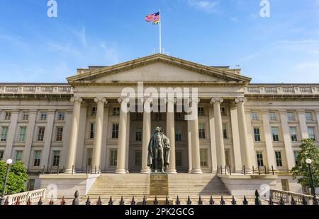 Treasury Building in Washington, D.C., USA. US-Finanzministerium. Nordeingang mit der Statue von Albert Gallatin. Stockfoto