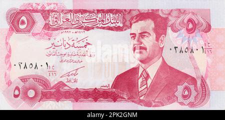 Blick auf die Beobachterseite eines irakischen 5-Dinar, ausgestellt 1992 mit Saddam Hussein Picture in the Middle, IT's Not in Circulation. Stockfoto