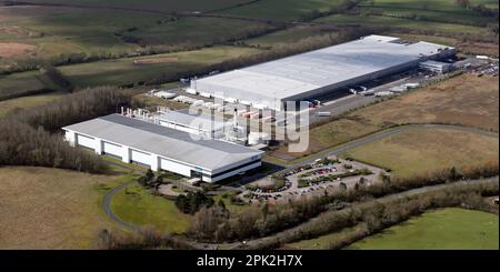 Luftaufnahme des Elektronikherstellers II-VI-Werk (Vordergrund) und Lidl Newton Aycliffe Regional Distribution Centre (Hintergrund), Newton Aycliffe Stockfoto