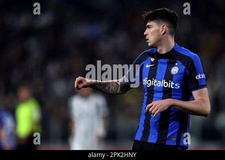 Turin, Italien. 04. April 2023. Alessandro Bastoni vom FC Internazionale schaut auf das Halbfinale der Coppa Italia im ersten Spiel zwischen dem FC Juventus und dem FC Internazionale am 4. April 2023 im Allianz-Stadion in Turin, Italien. Kredit: Marco Canoniero/Alamy Live News Stockfoto