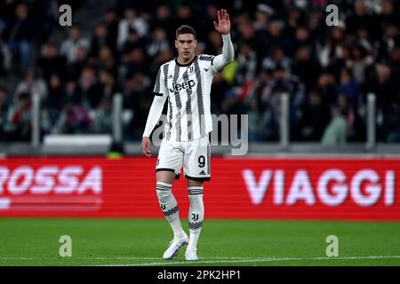 Turin, Italien. 04. April 2023. Dusan Vlahovic vom FC Juventus Gesten während des Halbfinalspiels der Coppa Italia auf der ersten Etappe zwischen dem FC Juventus und dem FC Internazionale im Allianz-Stadion am 4. April 2023 in Turin, Italien. Kredit: Marco Canoniero/Alamy Live News Stockfoto