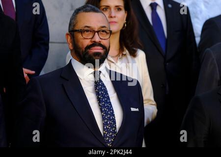 Brüssel, Belgien. 05. April 2023. Der britische Minister James kommt geschickt für ein Familienfoto während des Treffens der Außenminister des Nordatlantikrates am 5. April 2023 in Brüssel, Belgien. Kredit: ALEXANDROS MICHAILIDIS/Alamy Live News Stockfoto