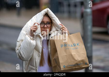 PRESTON, Lancashire. Wetter In Großbritannien. Geschäfte, Einkäufer und Leute, die an Regentagen im Stadtzentrum einkaufen. Regenausbrüche, die sich nach Osten bewegen, sich aber allmählich vom Nordwesten abheben. Kredit MediaWorldImages/AlamyLiveNews Stockfoto