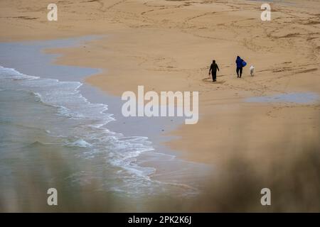 Isle of Lewis, Schottland. 5. April 2023 Wetter in Großbritannien: Ein nasser und windiger Start in die Osterferien auf der Isle of Lewis. Hundefreunde trotzen Wind und Regen am Eoropie Beach ohne Touristen. Kredit: Bradley Taylor / Alamy Live News Stockfoto