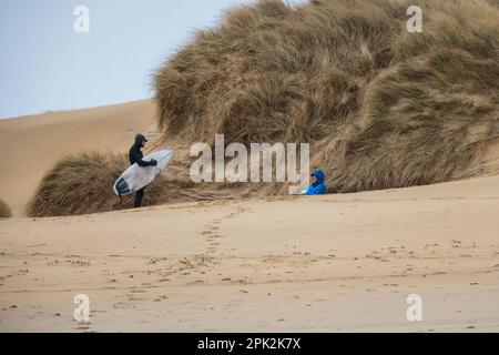 Isle of Lewis, Schottland. 5. April 2023 Wetter in Großbritannien: Ein nasser und windiger Start in die Osterferien auf der Isle of Lewis. Ein einsamer Surfer trotzt den Wellen am Eoropie Beach. Kredit: Bradley Taylor / Alamy Live News Stockfoto