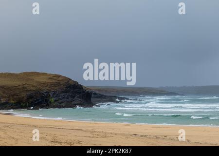 Isle of Lewis, Schottland. 5. April 2023 Wetter in Großbritannien: Ein nasser und windiger Start in die Osterferien auf der Isle of Lewis. Die Wellen stürzen auf den leeren Eoropie Beach, in der Regel voller Familien und Touristen während der Frühjahrsferien. Kredit: Bradley Taylor / Alamy Live News Stockfoto