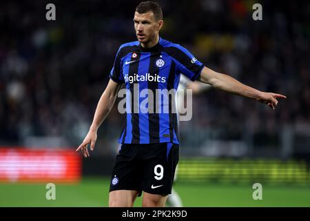 Turin, Italien. 04. April 2023. Edin Dzeko vom FC Internazionale Gesten während des Halbfinalspiels der Coppa Italia auf der ersten Etappe zwischen dem FC Juventus und dem FC Internazionale im Allianz-Stadion am 4. April 2023 in Turin, Italien. Kredit: Marco Canoniero/Alamy Live News Stockfoto