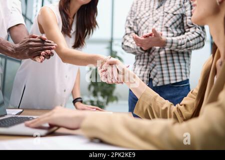 Manager interviewt Arbeitsuchende in modernen Büros Stockfoto