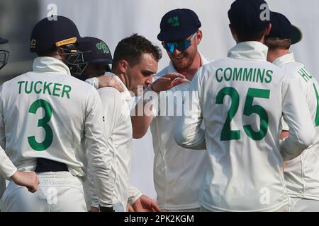 McBrine nimmt sechs Wickets, während Bangladesch am zweiten Tag des alleinigen Testspiels zwischen Bangladesch und Irland bei Sher-e für 369 Dollar gebündelt wird Stockfoto