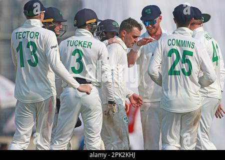 McBrine nimmt sechs Wickets, während Bangladesch am zweiten Tag des alleinigen Testspiels zwischen Bangladesch und Irland bei Sher-e für 369 Dollar gebündelt wird Stockfoto