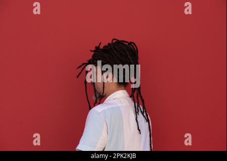 Mann mit locs-Haarschnitt, von hinten erschossen Stockfoto