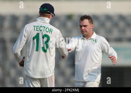 McBrine nimmt sechs Wickets, während Bangladesch am zweiten Tag des alleinigen Testspiels zwischen Bangladesch und Irland bei Sher-e für 369 Dollar gebündelt wird Stockfoto