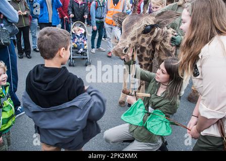 Kinder interagieren mit Marionetten, die sich auf eine lebensechte Weise verhalten....Skipton International Puppet Festival, North Yorkshire, Großbritannien. Stockfoto