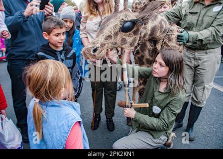 Kinder interagieren mit Marionetten, die sich auf eine lebensechte Weise verhalten....Skipton International Puppet Festival, North Yorkshire, Großbritannien. Stockfoto